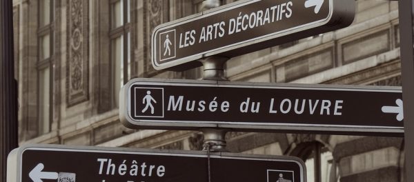 ルーヴル美術館へのフランス語道路表示