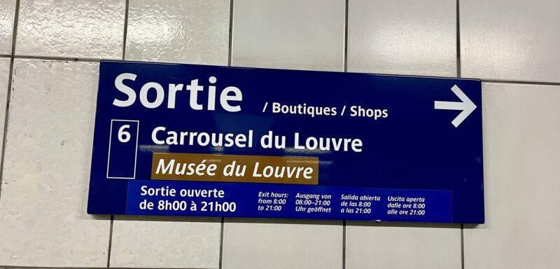 ルーヴル美術館への道標｜最寄メトロ駅「Palais Royal - Musée du Louvre」