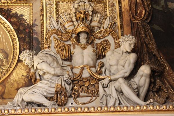 「四大陸」のうち《アメリカ大陸》を表すストゥッコ彫刻。(出典: Wikimedia Commons, License: CC BY-SA 4.0)