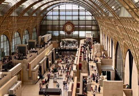 駅舎の面影を残すオルセー美術館の館内