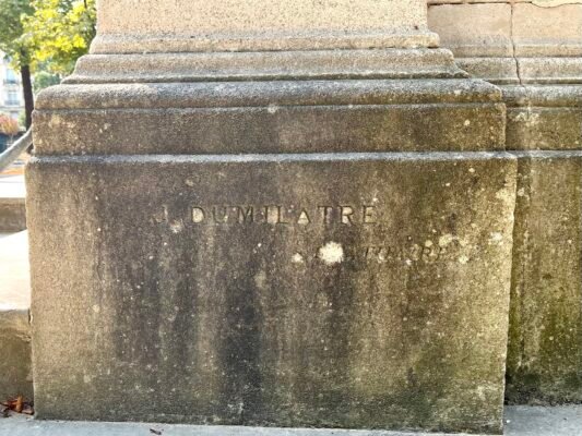 台座の刻印 彫刻家DUMILATRE